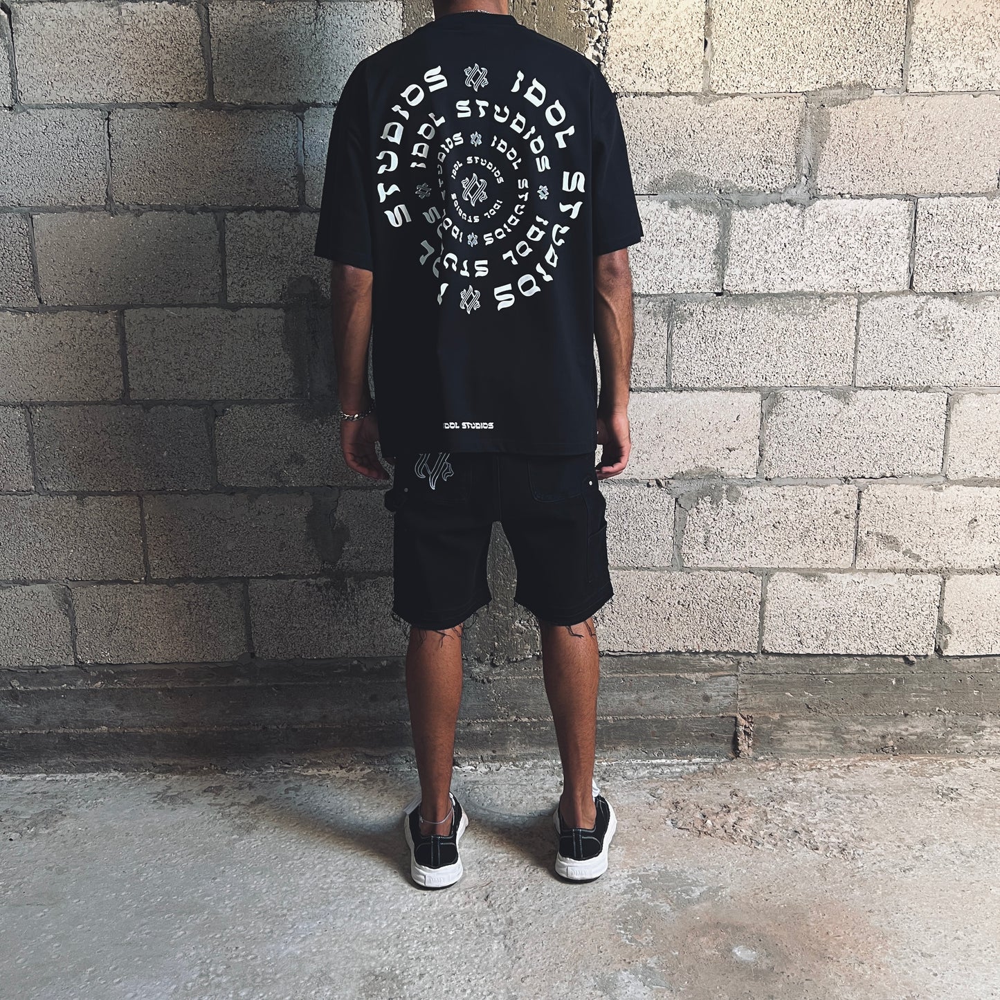 Endless pit - black